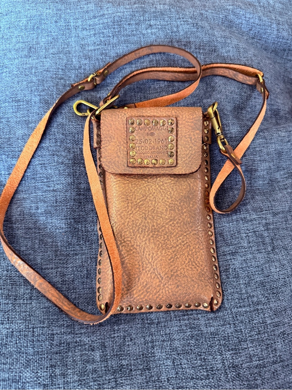 Campomaggi EMATITE
Mobile phone case in beige leather with rivets - Picture 3 of 6